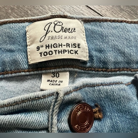 J. Crew 9" High Rise Toothpick Raw Hem Skinny Jean in a Light Wash. Size 30 - Picture 9 of 12
